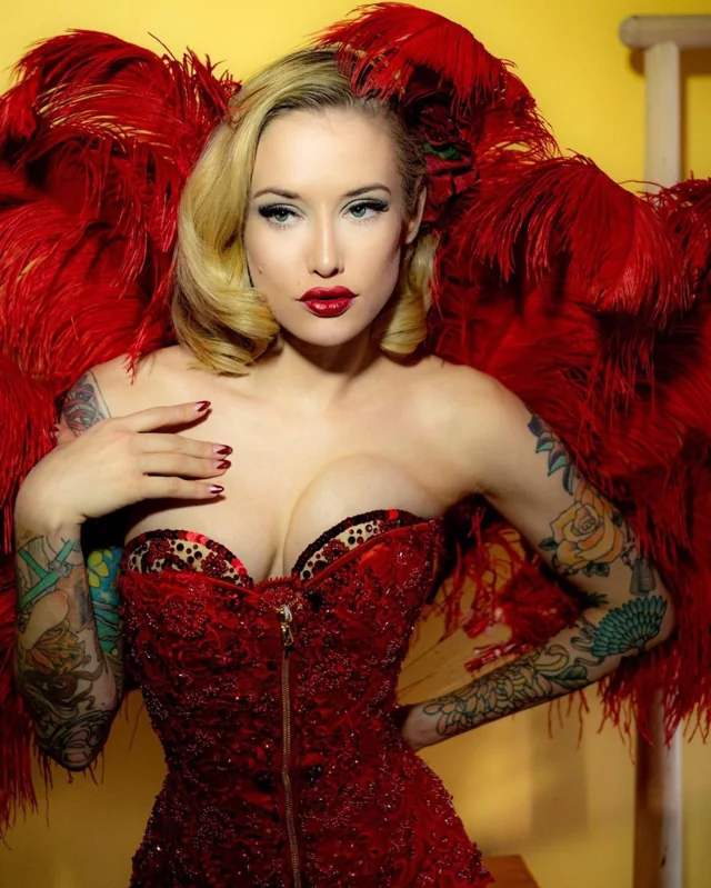 Emily — burlesque portfolio photograph 3