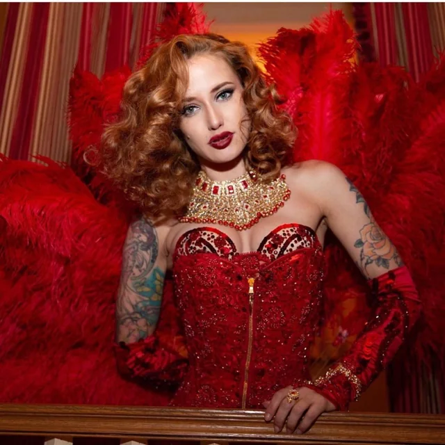 Emily — burlesque portfolio photograph 5