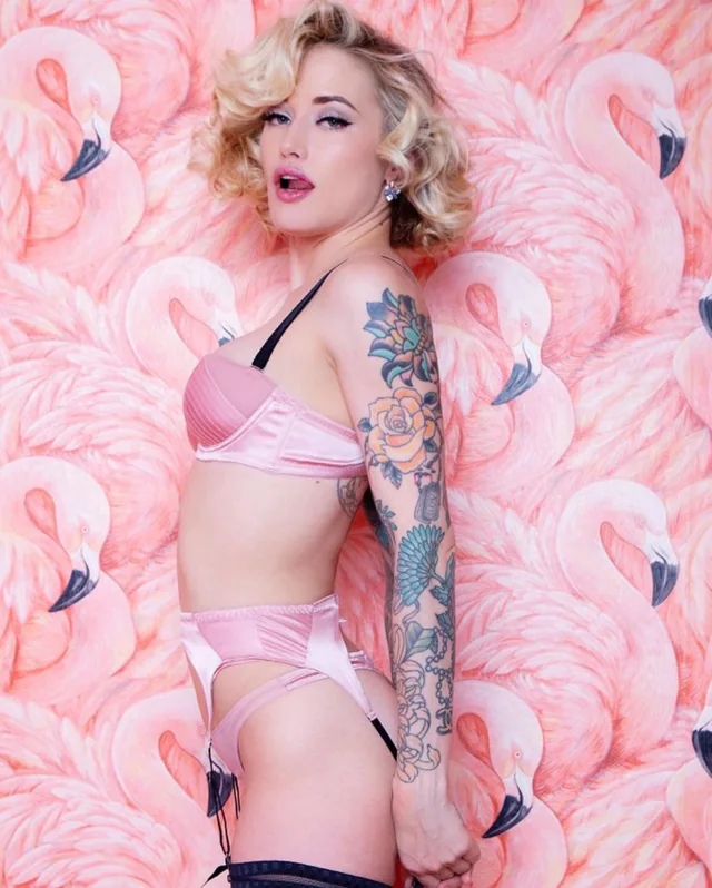 Emily — burlesque portfolio photograph 9