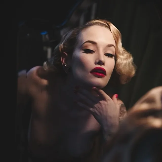 Emily — burlesque portfolio photograph 10