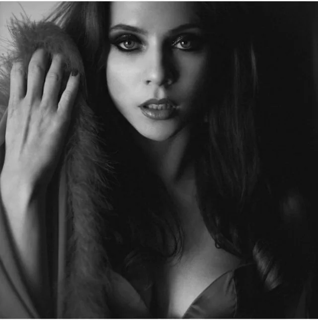 Karina — burlesque portfolio photograph 13