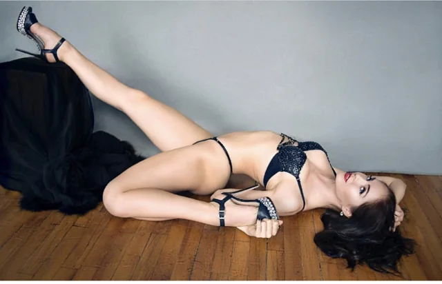 Karina — burlesque portfolio photograph 15