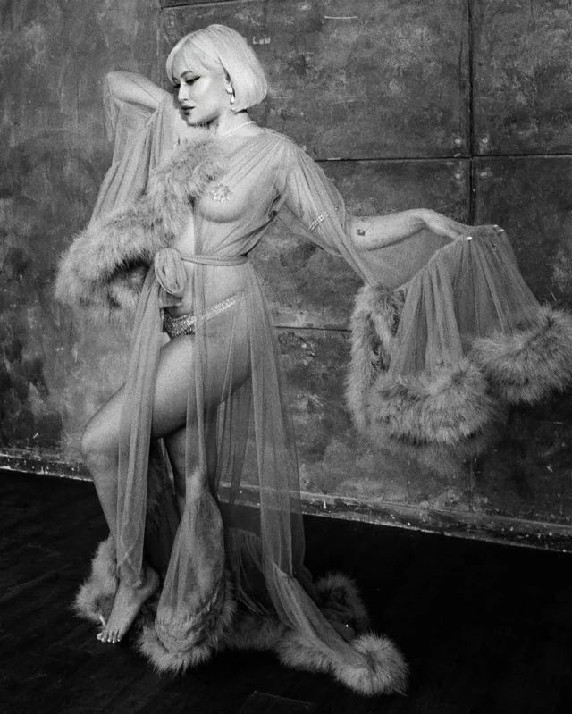 Mila — burlesque portfolio photograph 6