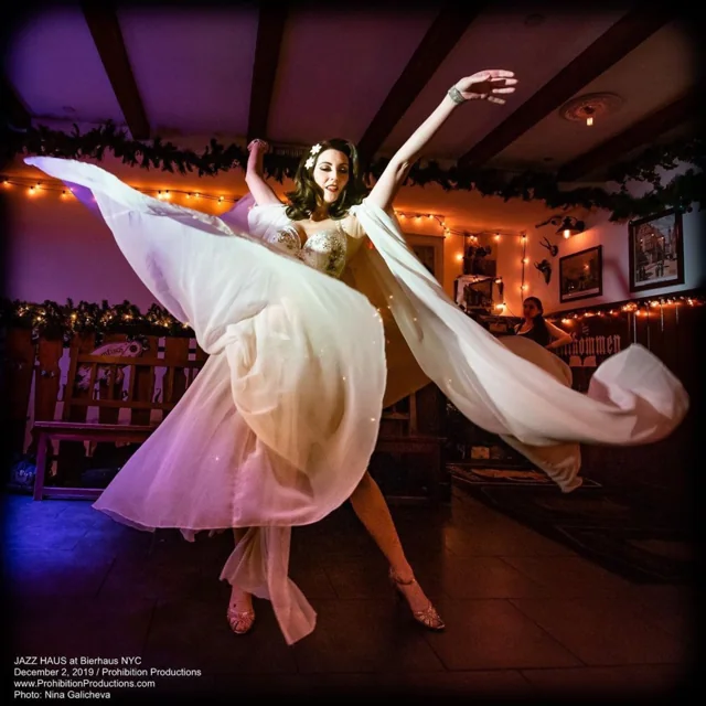 Rosie — burlesque portfolio photograph 4