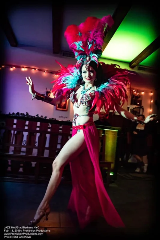 Tina — burlesque portfolio photograph 5