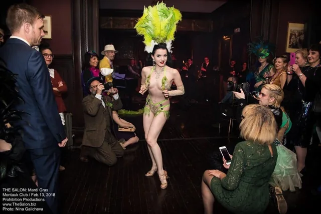 Tina — burlesque portfolio photograph 8
