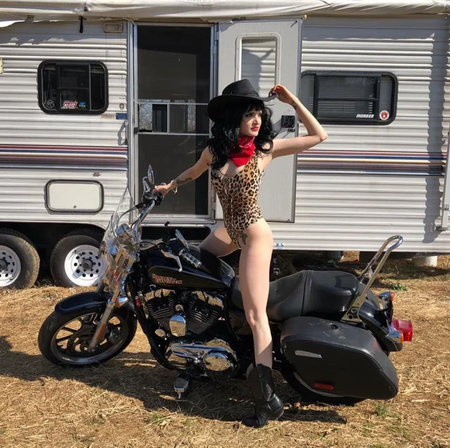 Tina — burlesque portfolio photograph 11
